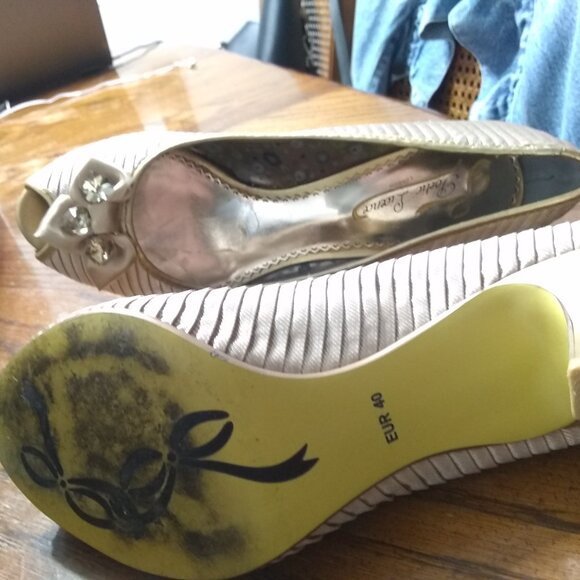 Champagne Pumps - Picture 7 of 9